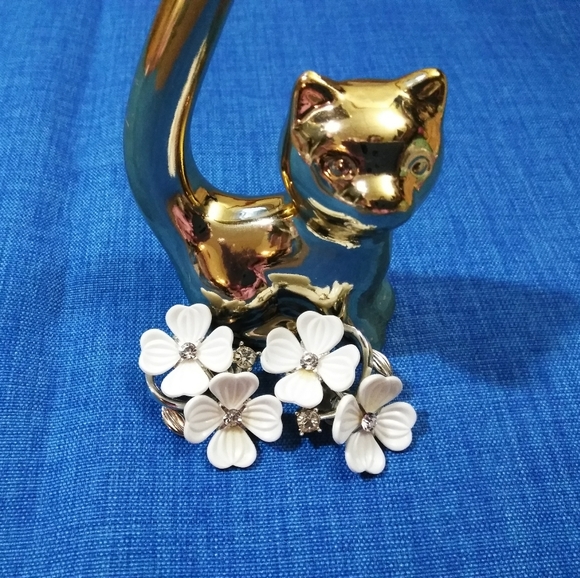 Jewelry - Vintage Signed Lisner White Floral Earrings